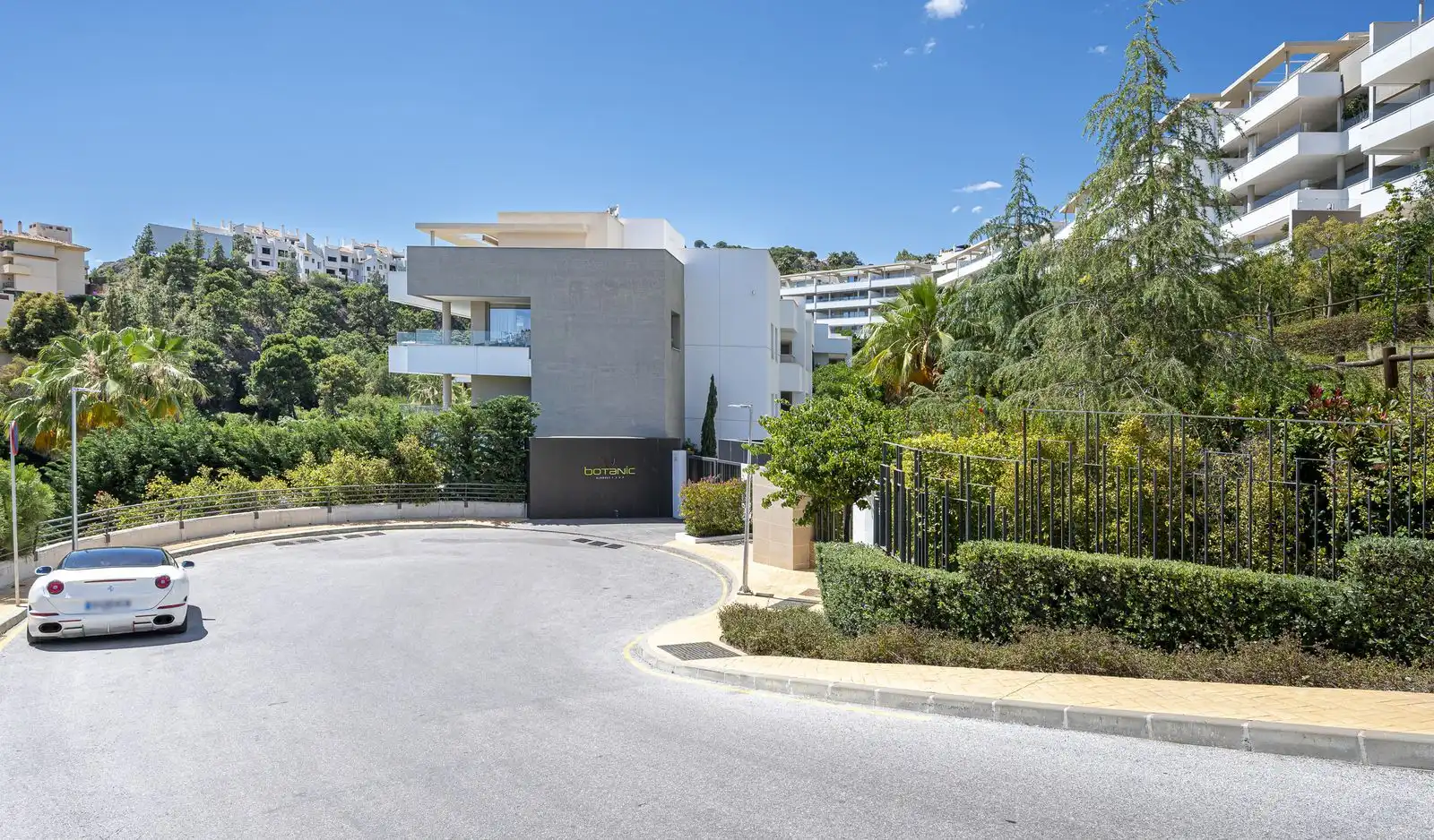 Vista exterior de Dúplex en venta en Benahavís con Aire acondicionado, Terraza y Trastero