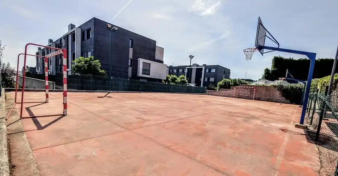 Vista exterior de Planta baixa en venda en Santander amb Piscina