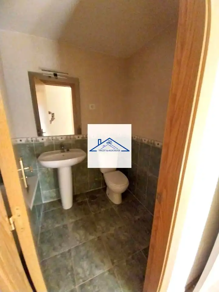 Badezimmer von Erdgeschoss zum Verkauf in Ocaña mit Heizung, Privatgarten und Abstellraum