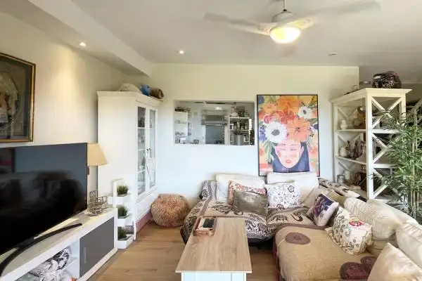 Sala d'estar de Casa adosada en venda en Benalmádena amb Aire condicionat, Jardí privat i Terrassa
