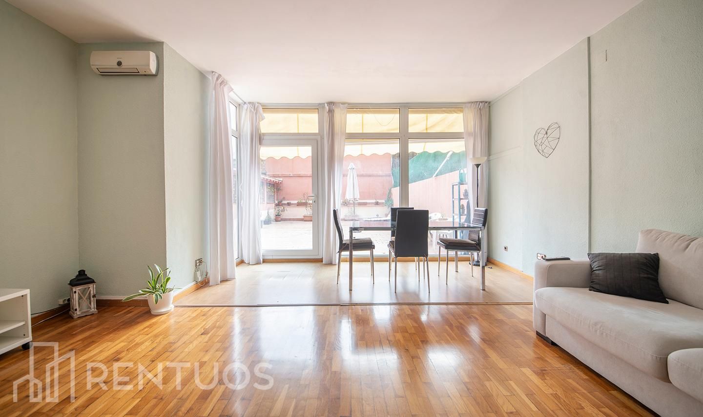 Living room of Planta baja to rent in  Barcelona Capital  with Air Conditioner, Parquet flooring and Terrace
