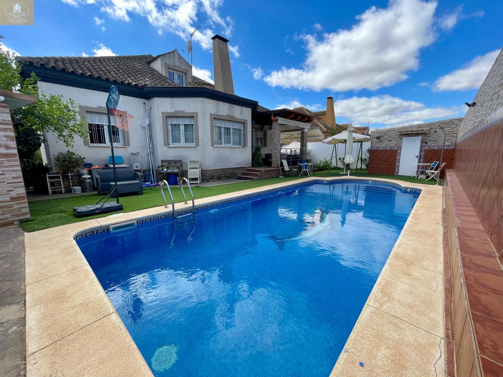 Swimming pool of House or chalet for sale in Almensilla  with Air Conditioner, Private garden and Parquet flooring