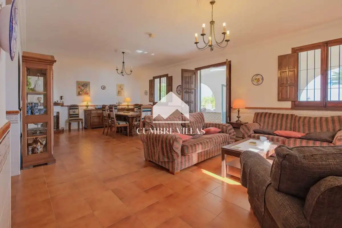 Sala d'estar de Casa o xalet en venda en Nerja amb Jardí privat i Terrassa