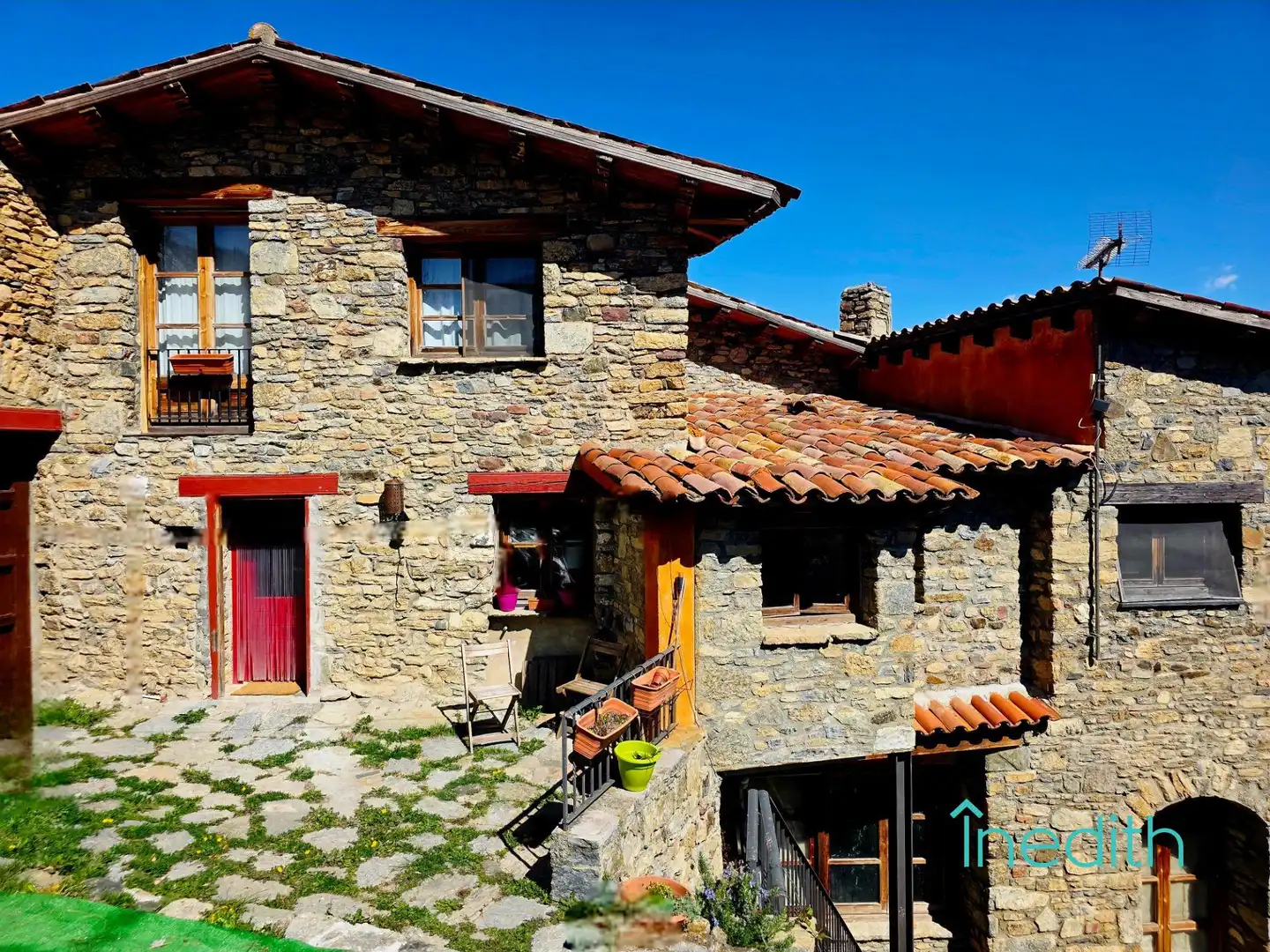 Vista exterior de Casa o xalet en venda en El Pont de Bar amb Aire condicionat, Jardí privat i Terrassa