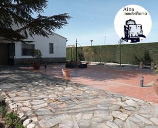 Vista exterior de Casa o xalet en venda en Alba de Tormes amb Calefacció, Jardí privat i Terrassa