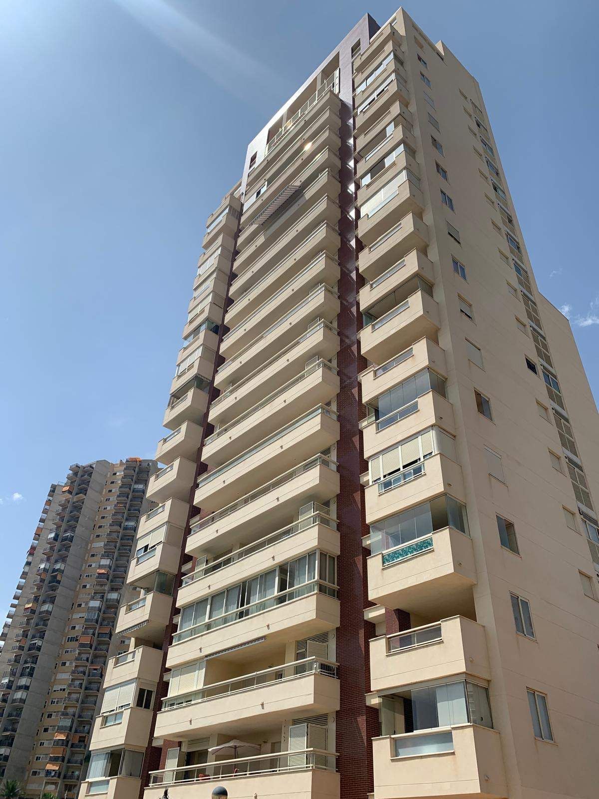 Vista exterior de Àtic de lloguer en Benidorm amb Aire condicionat, Calefacció i Jardí privat