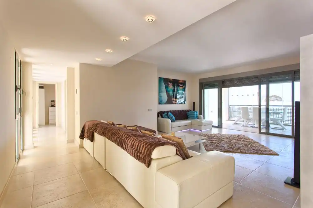 Sala de estar de Apartamento de alquiler en Benahavís con Aire acondicionado, Calefacción y Jardín privado