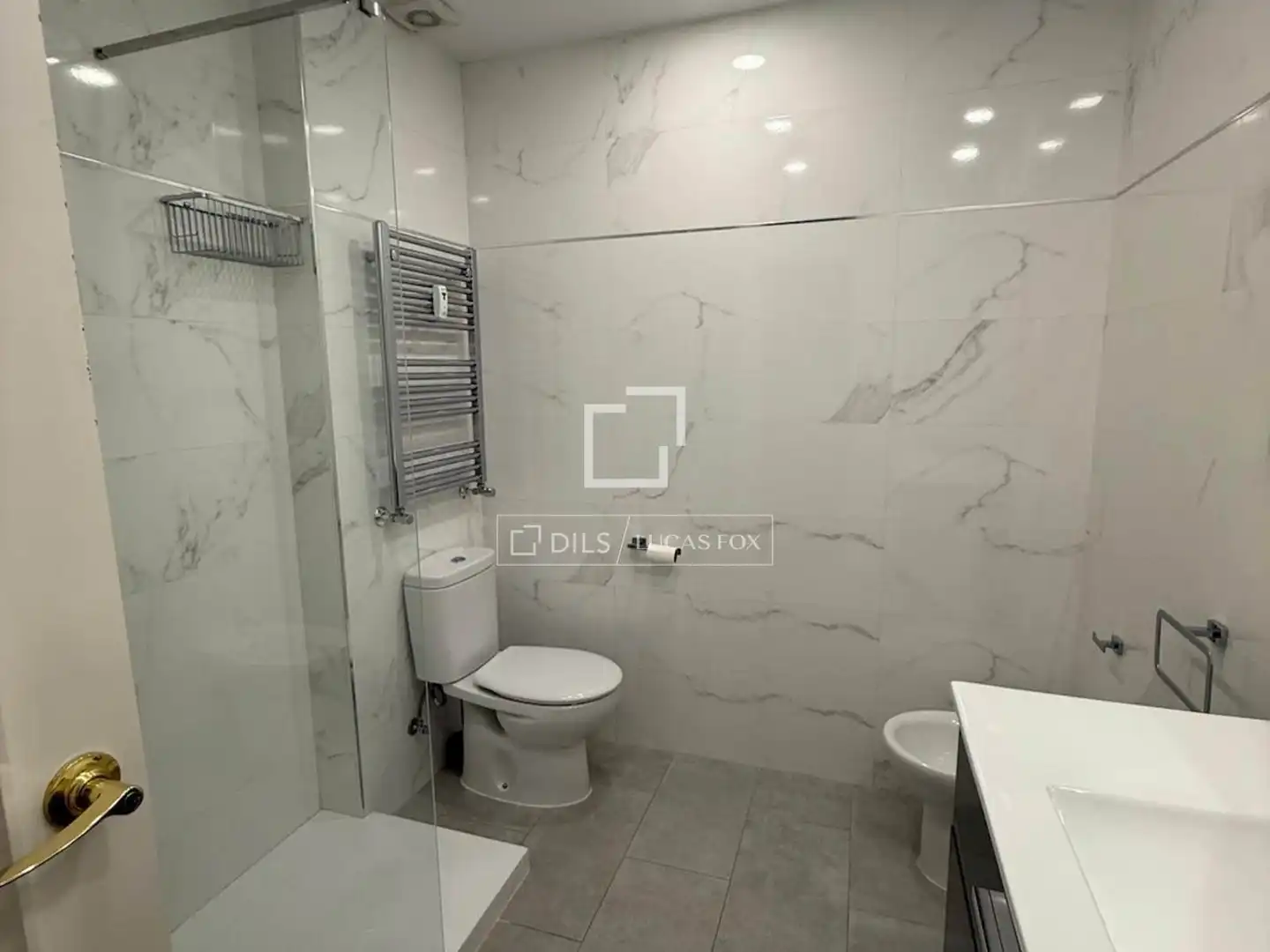 Bathroom of Flat for rent in Madrid  with Air Conditioner, Heating and Private garden