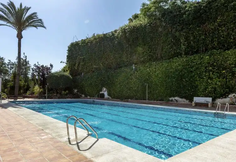 Schwimmbecken von Wohnung zum Verkauf in Marbella mit Klimaanlage, Heizung und Privatgarten