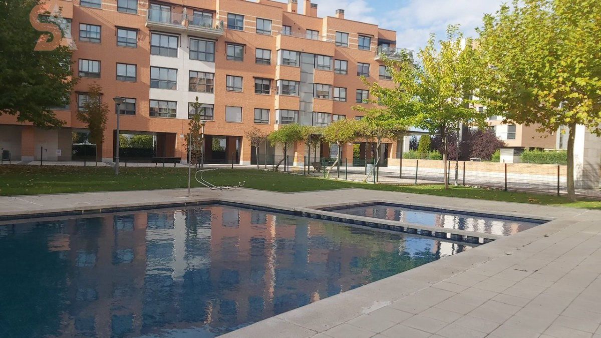 Swimming pool of Flat for sale in Valladolid Capital  with Heating, Terrace and Storage room
