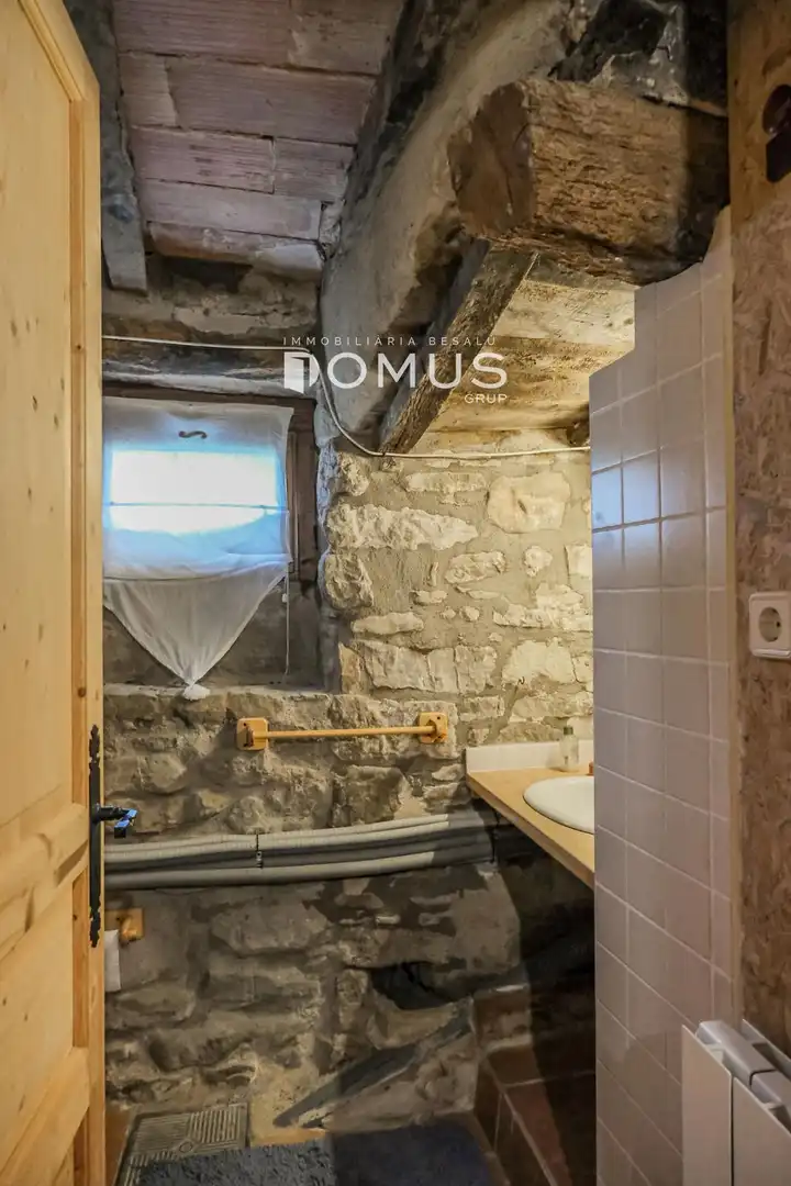 Baño de Finca rústica en venta en Santa Pau con Calefacción, Parquet y Piscina