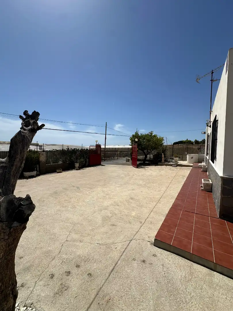 Vista exterior de Casa o xalet en venda en Almería amb Jardí privat, Terrassa i Traster