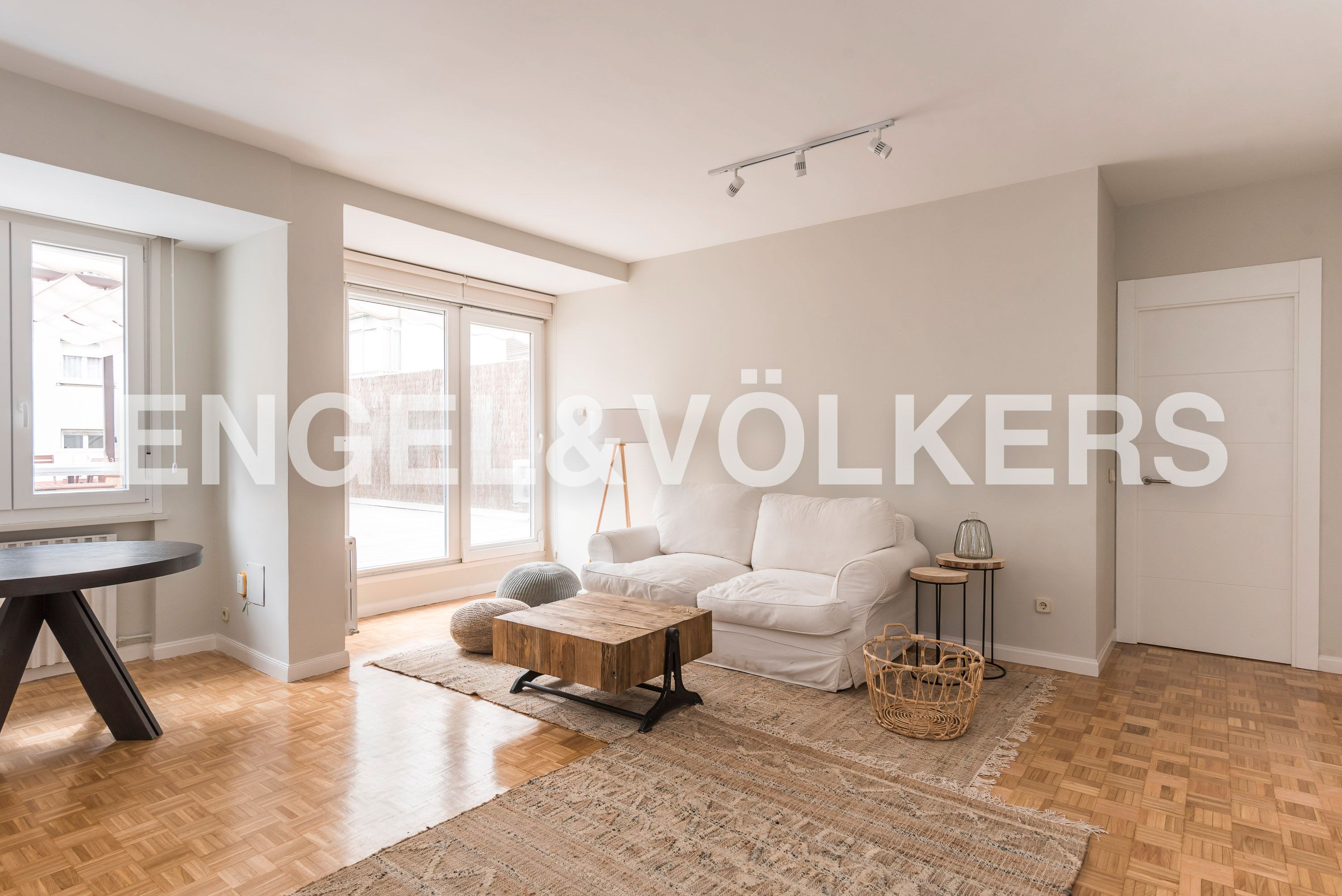 Sala d'estar de Apartament en venda en  Madrid Capital amb Aire condicionat, Calefacció i Terrassa
