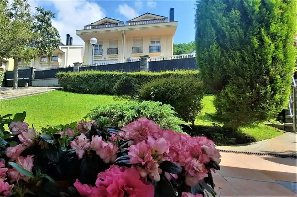 Vista exterior de Casa o xalet en venda en Laudio / Llodio amb Calefacció, Jardí privat i Terrassa