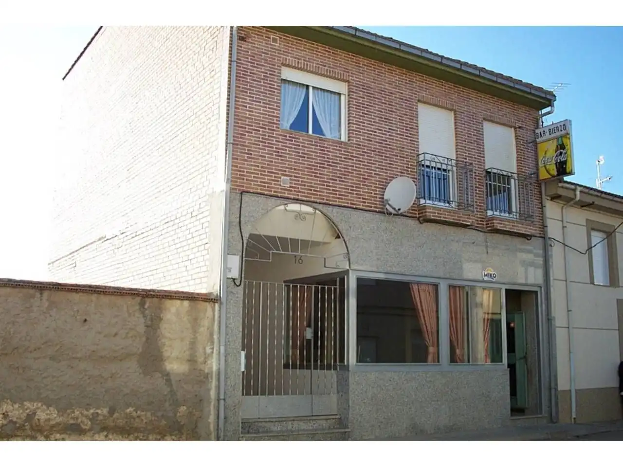 Vista exterior de Casa o chalet en venta en Bercianos del Páramo con Parquet, Terraza y Amueblado