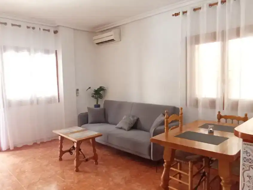 Wohnzimmer von Wohnung zur Miete in Torrevieja mit Klimaanlage und Schwimmbad