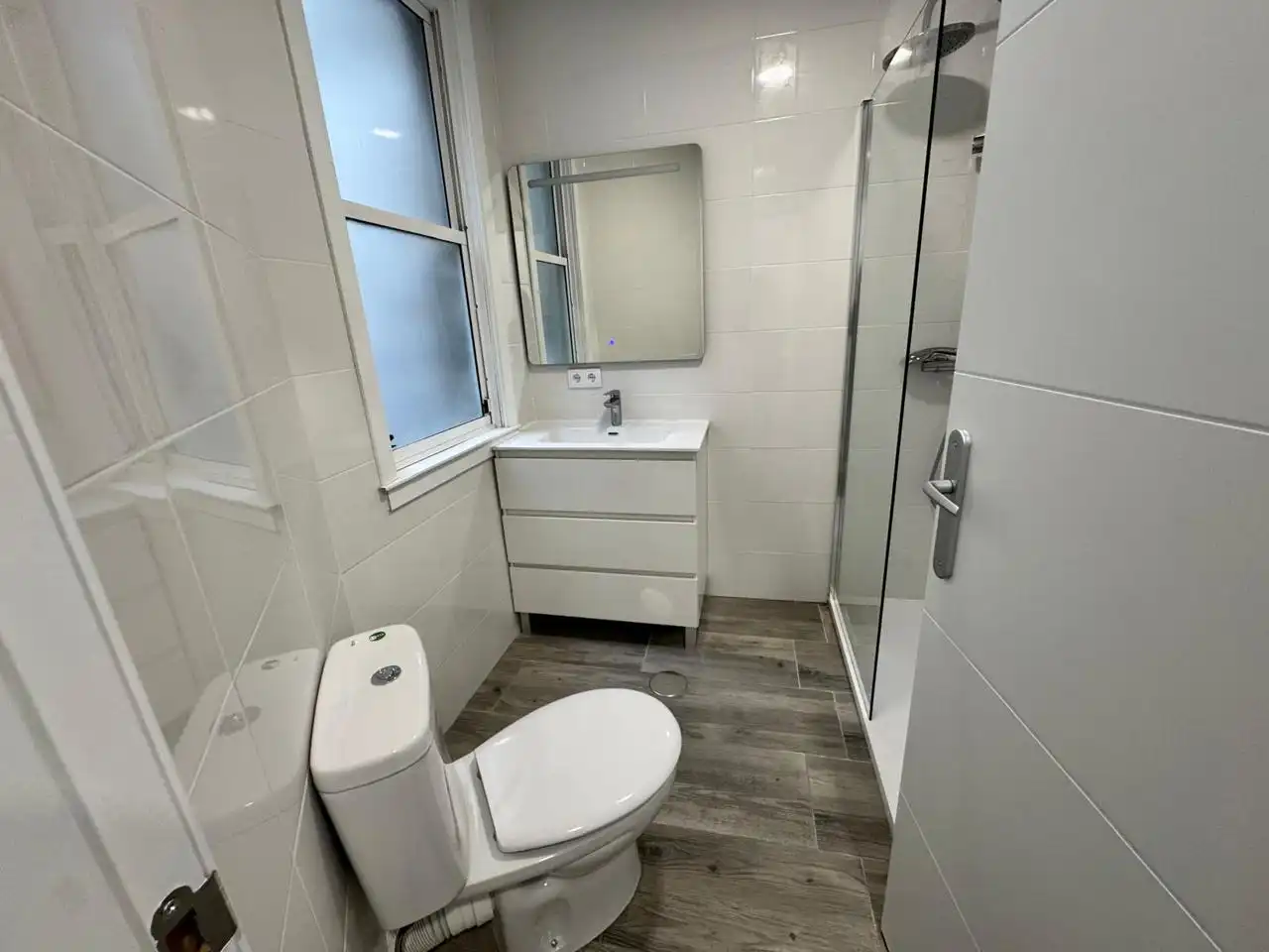 Badezimmer von Wohnung zur Miete in A Coruña Capital  mit Heizung, Abstellraum und Möbliert