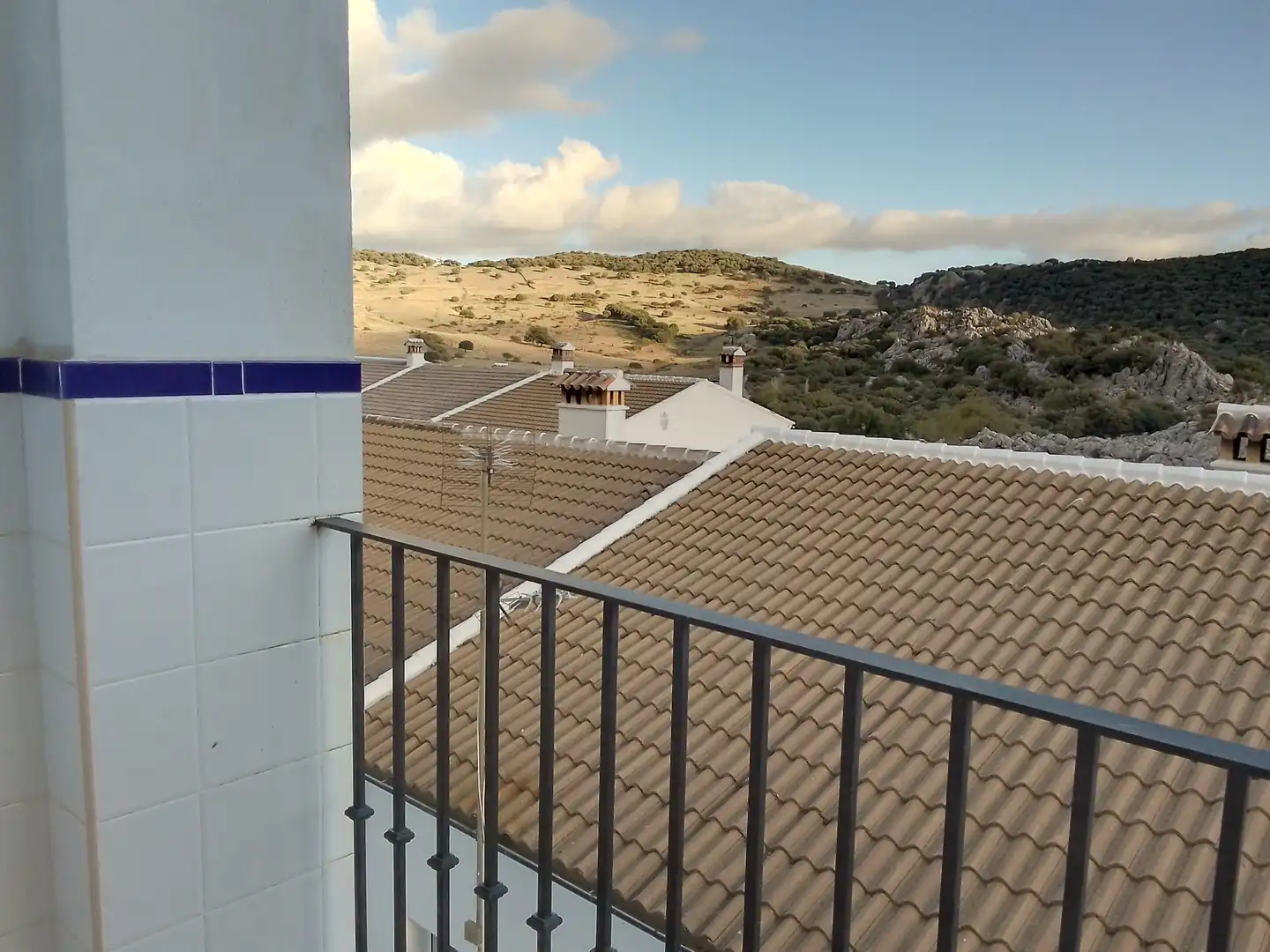 Vista exterior de Casa adosada en venda en Villaluenga del Rosario amb Terrassa i Balcó