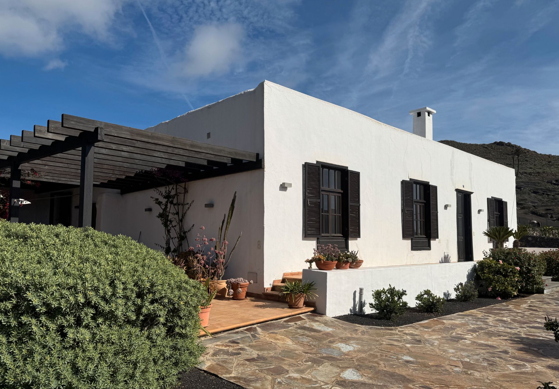 Vista exterior de Casa o xalet en venda en Haría amb Jardí privat i Moblat