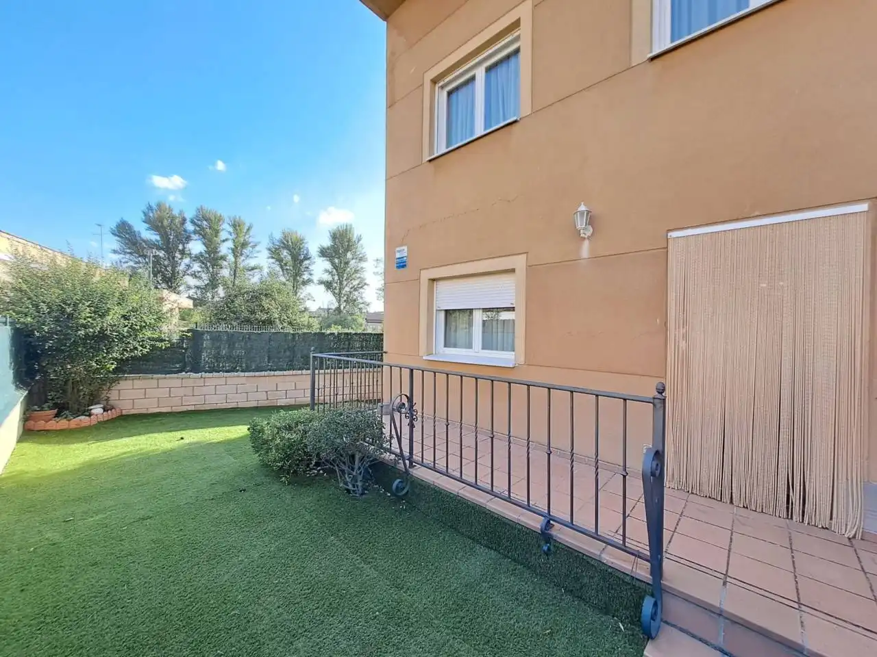 Vista exterior de Casa adosada en venta en Villagonzalo Pedernales con Calefacción, Jardín privado y Terraza