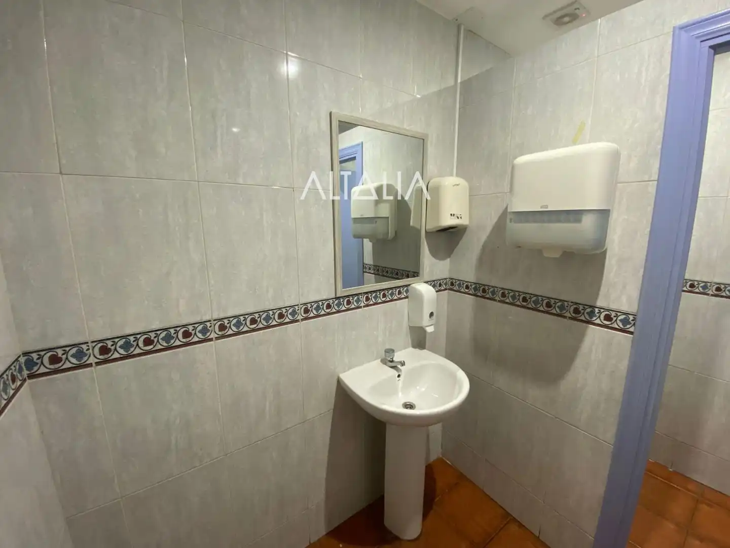 Baño de Local en venta en Cuenca con Aire acondicionado