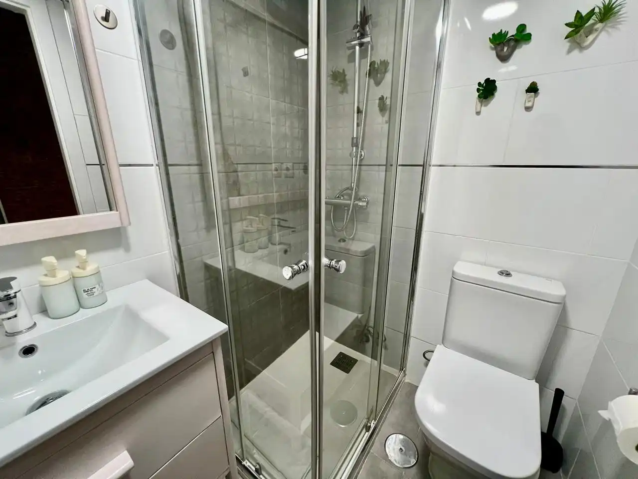 Bathroom of Ground floor for sale in Madrid  with Air Conditioner, Terrace and Furnished