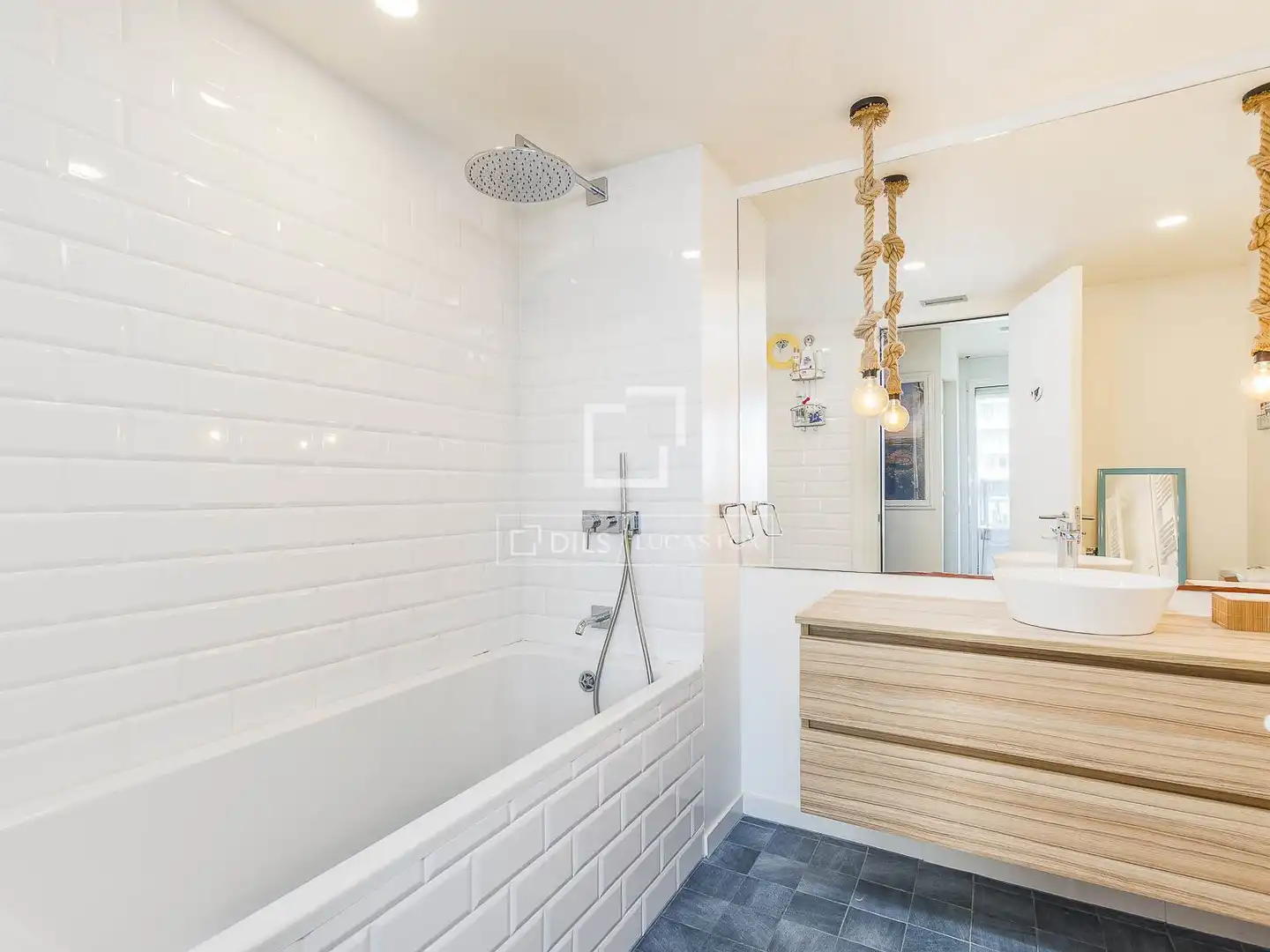 Badezimmer von Wohnung zum Verkauf in Barcelona mit Klimaanlage, Heizung und Privatgarten