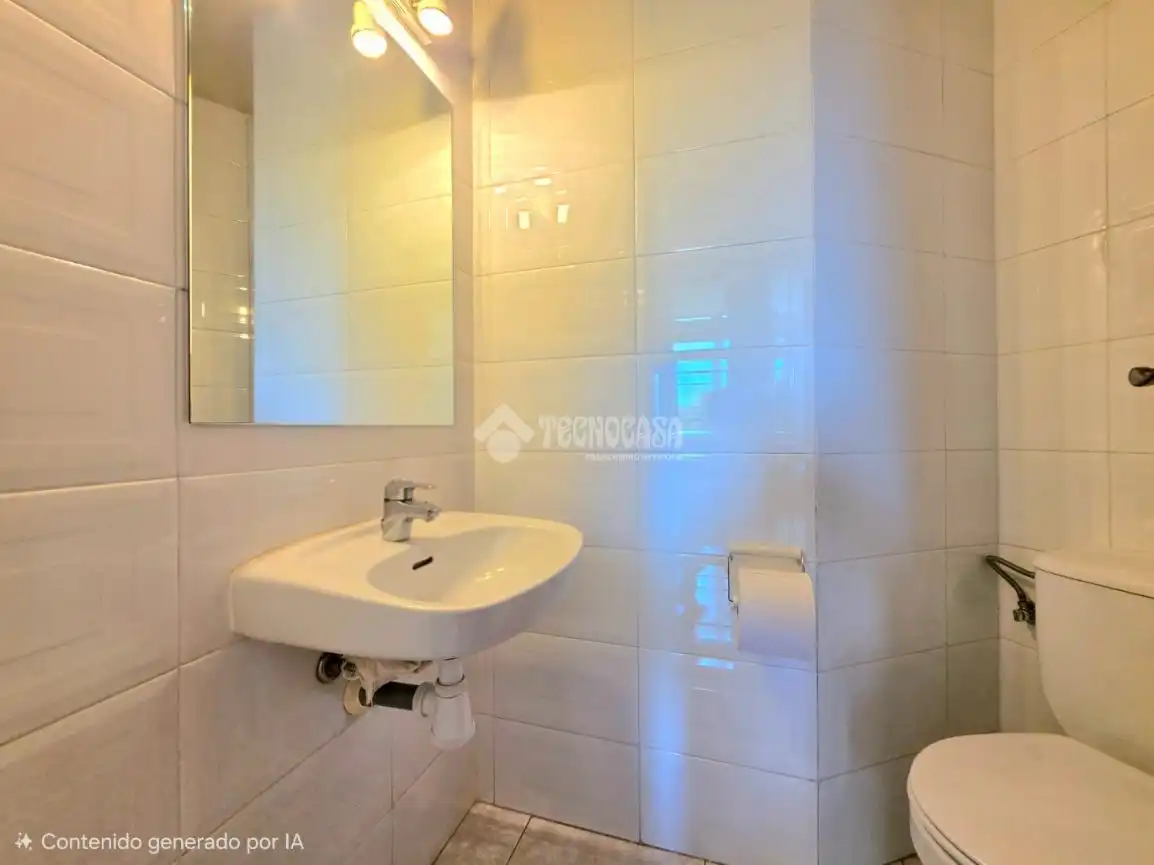 Badezimmer von Wohnung zum Verkauf in Santa Coloma de Gramenet mit Möbliert und Balkon