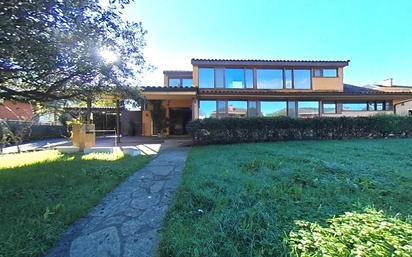 Vista exterior de Casa o xalet en venda en Castro-Urdiales amb Calefacció, Jardí privat i Terrassa