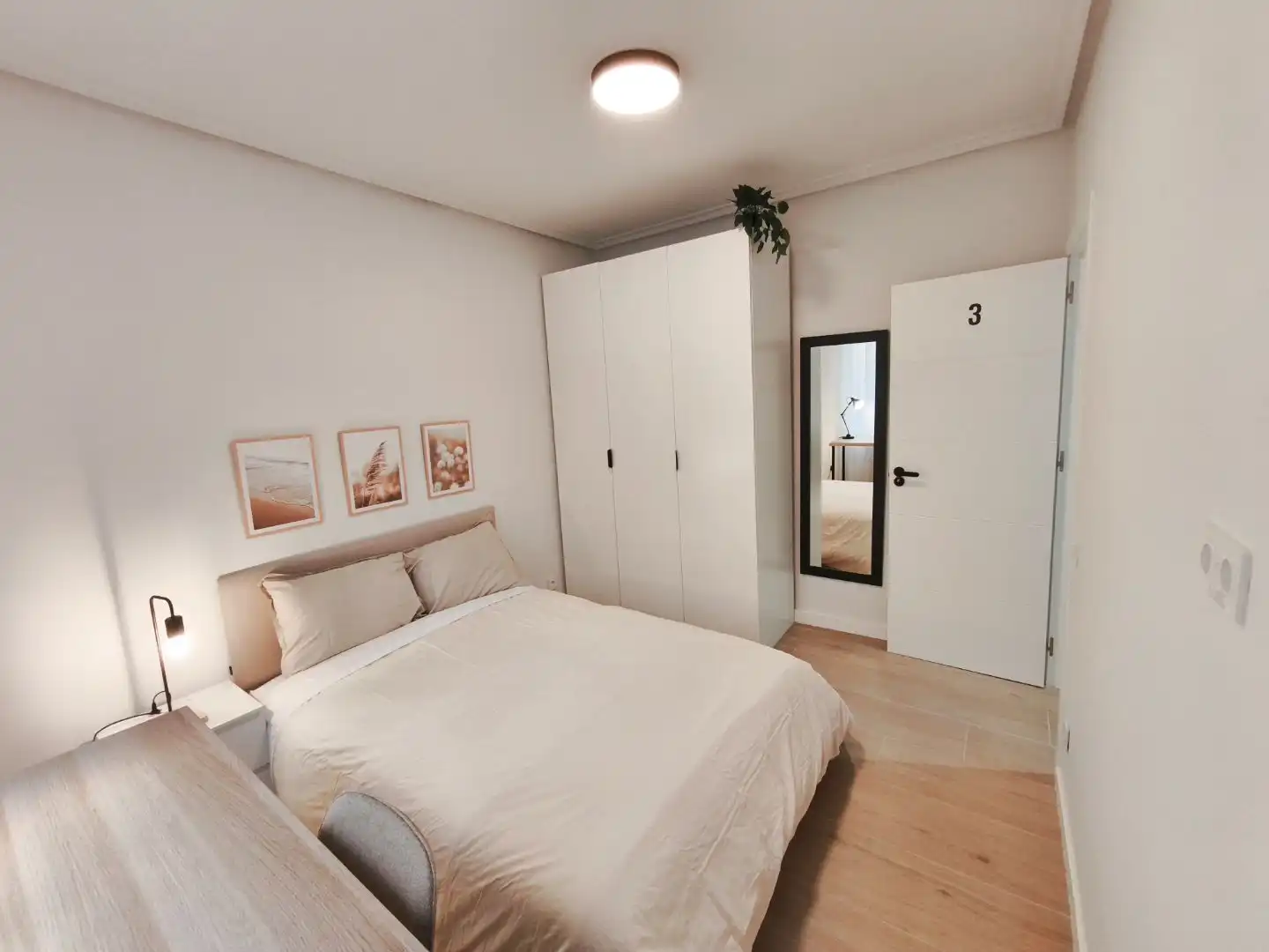 Bedroom of Flat for share in Oeste