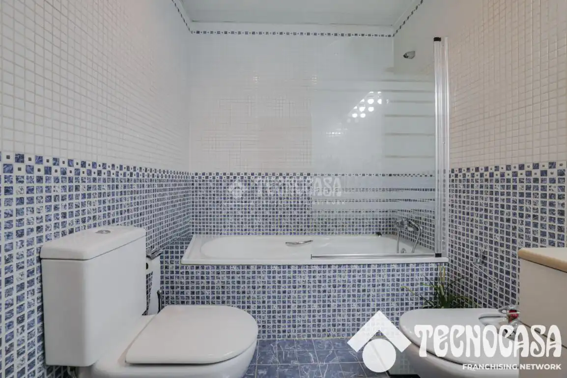 Baño de Casa adosada en venta en Sant Vicenç Dels Horts con Aire acondicionado y Calefacción