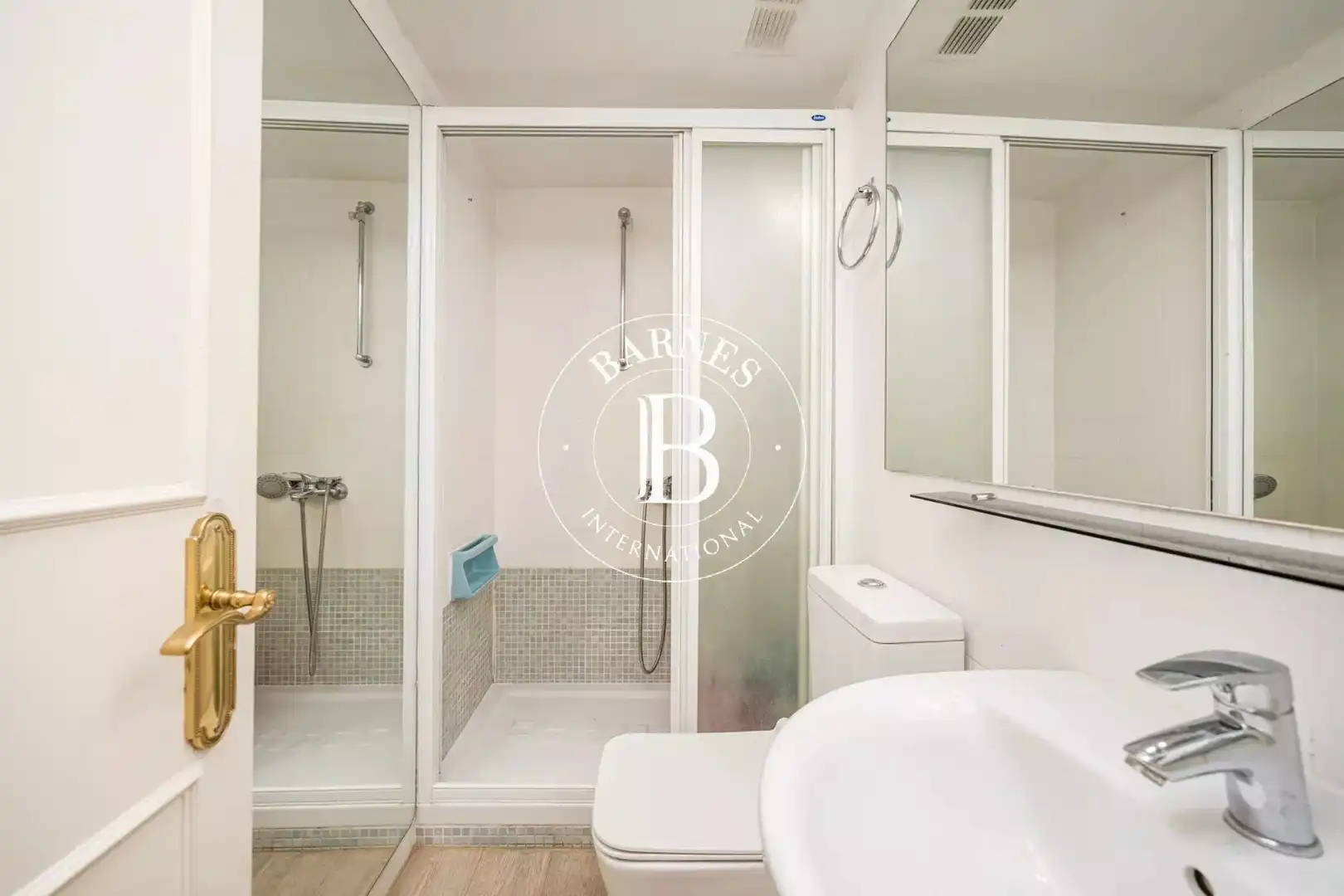 Bathroom of Flat for rent in Madrid  with Air Conditioner, Heating and Private garden