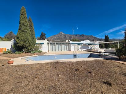 Vista exterior de Casa o xalet en venda en Marbella amb Calefacció, Jardí privat i Terrassa