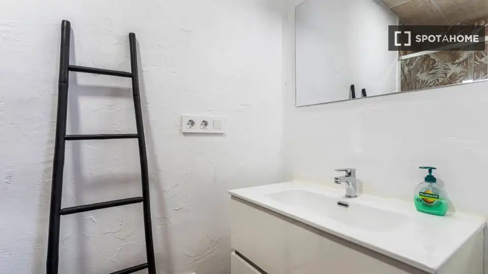 Baño de Piso de alquiler en Valencia con Aire acondicionado, Calefacción y Amueblado