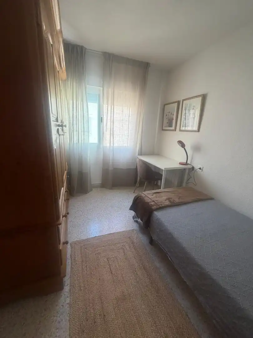 Schlafzimmer von Wohnung zur Miete in Granada mit Abstellraum, Möbliert und Balkon