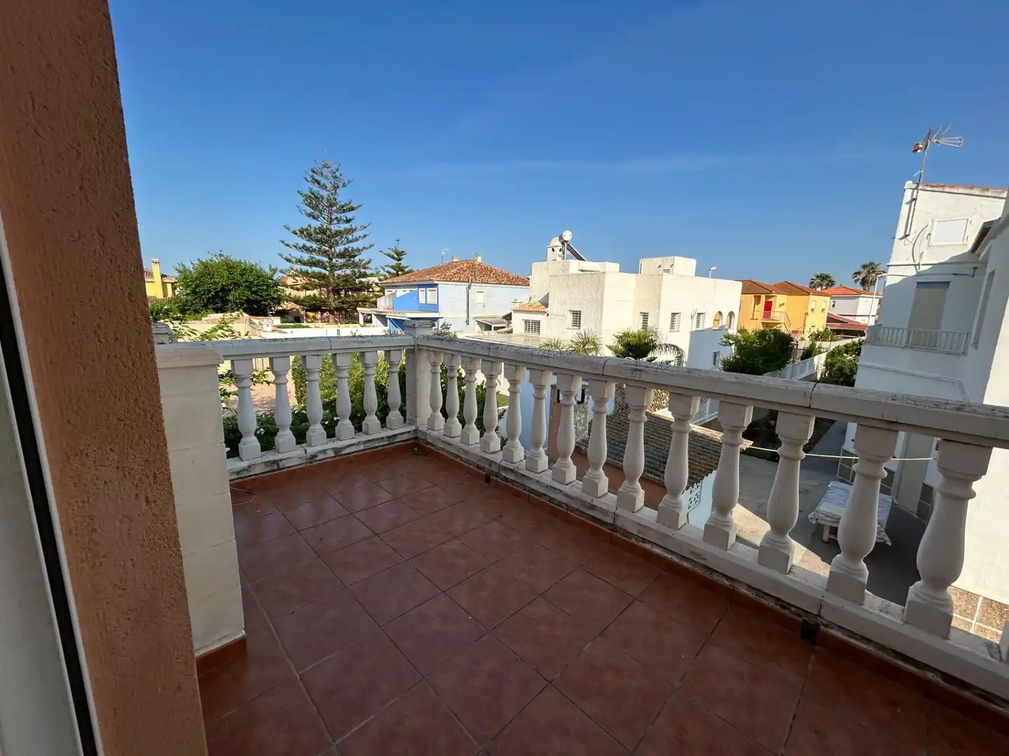Terrasse von Einfamilien-Reihenhaus zum Verkauf in Cullera mit Klimaanlage, Privatgarten und Terrasse