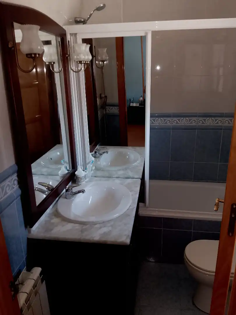Badezimmer von Einfamilien-Reihenhaus zum Verkauf in Talavera de la Reina mit Klimaanlage, Heizung und Privatgarten