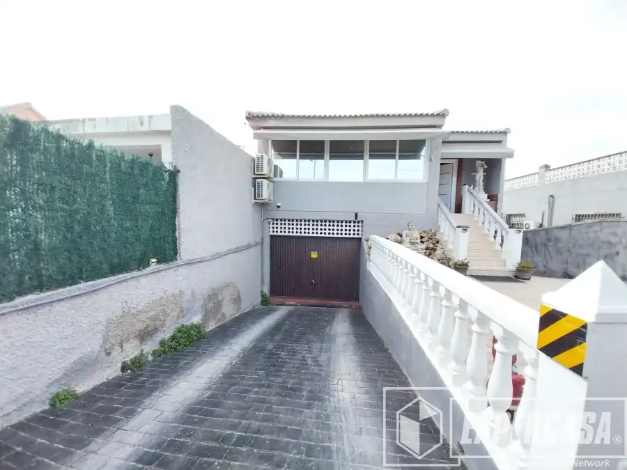 Exterior view of Houses for sale in Torrent  with Air Conditioner, Heating and Terrace