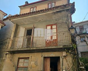 Vista exterior de Casa adosada en venda en Redondela amb Traster i Balcó