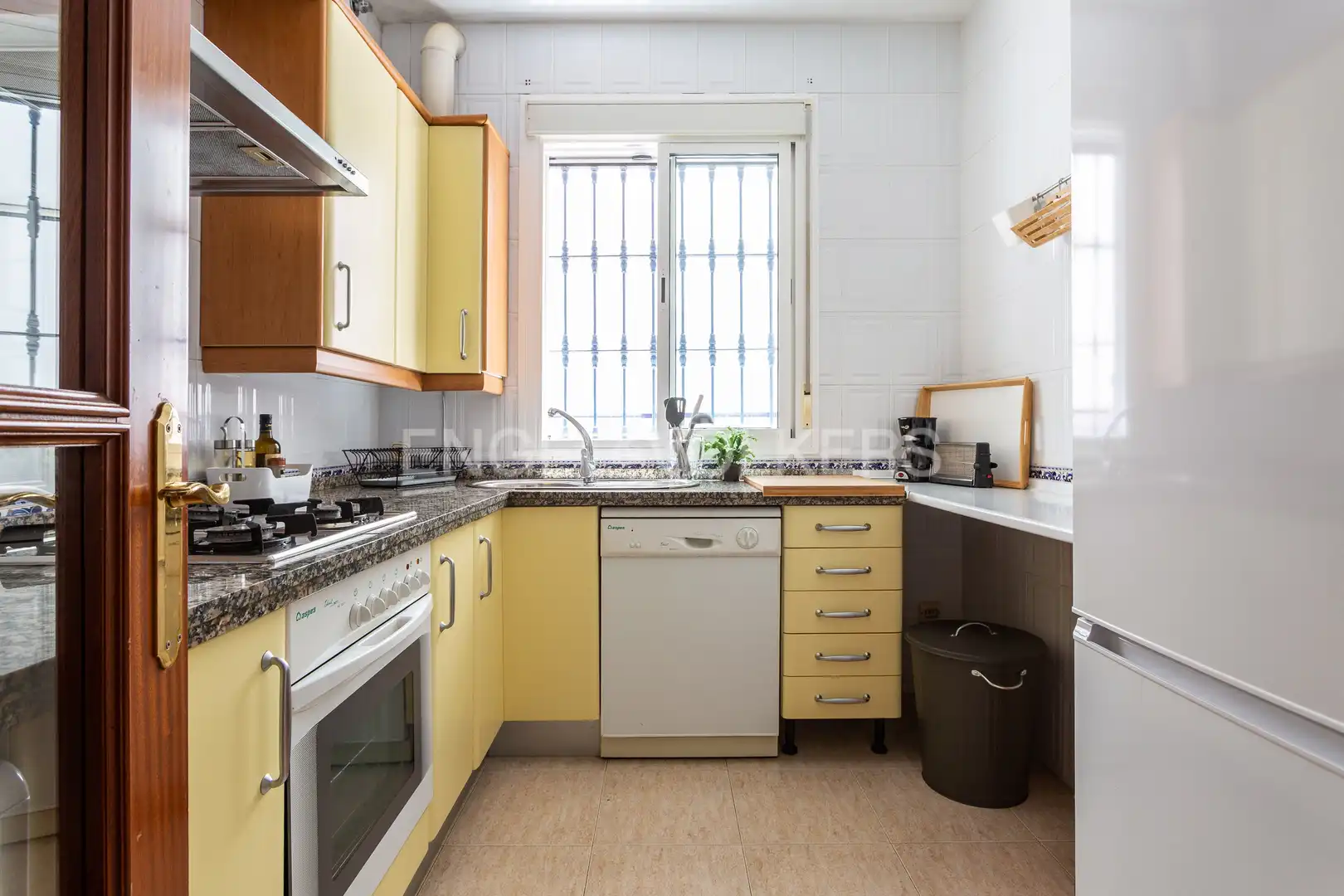 Cuina de Apartament de lloguer en Sevilla amb Aire condicionat, Calefacció i Moblat