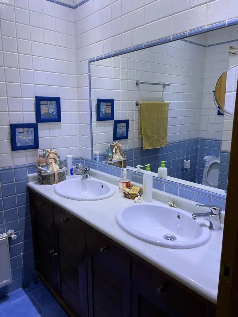 Badezimmer von Dachboden zum Verkauf in Villaviciosa mit Heizung und Balkon