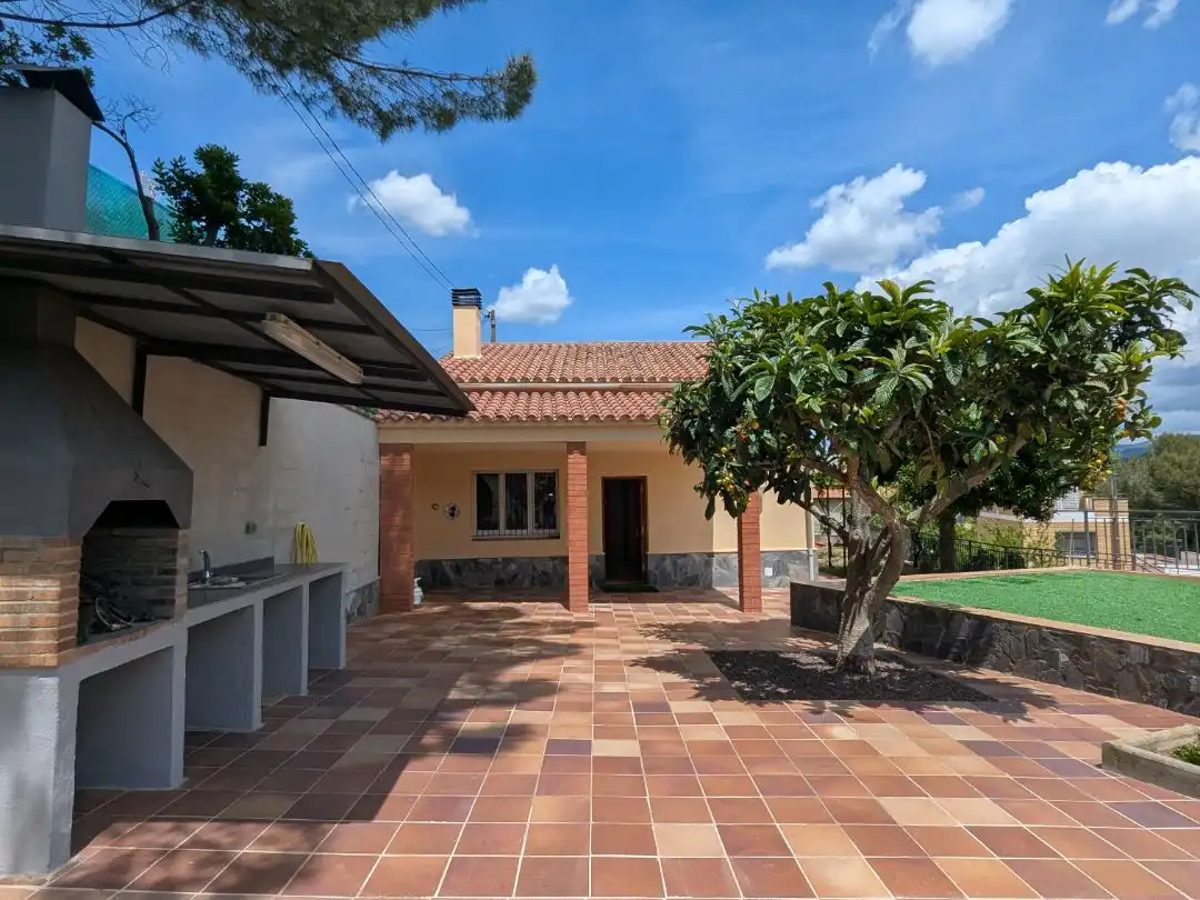 Villa con giardino in vendita a cami de sant salvador de les espases 116