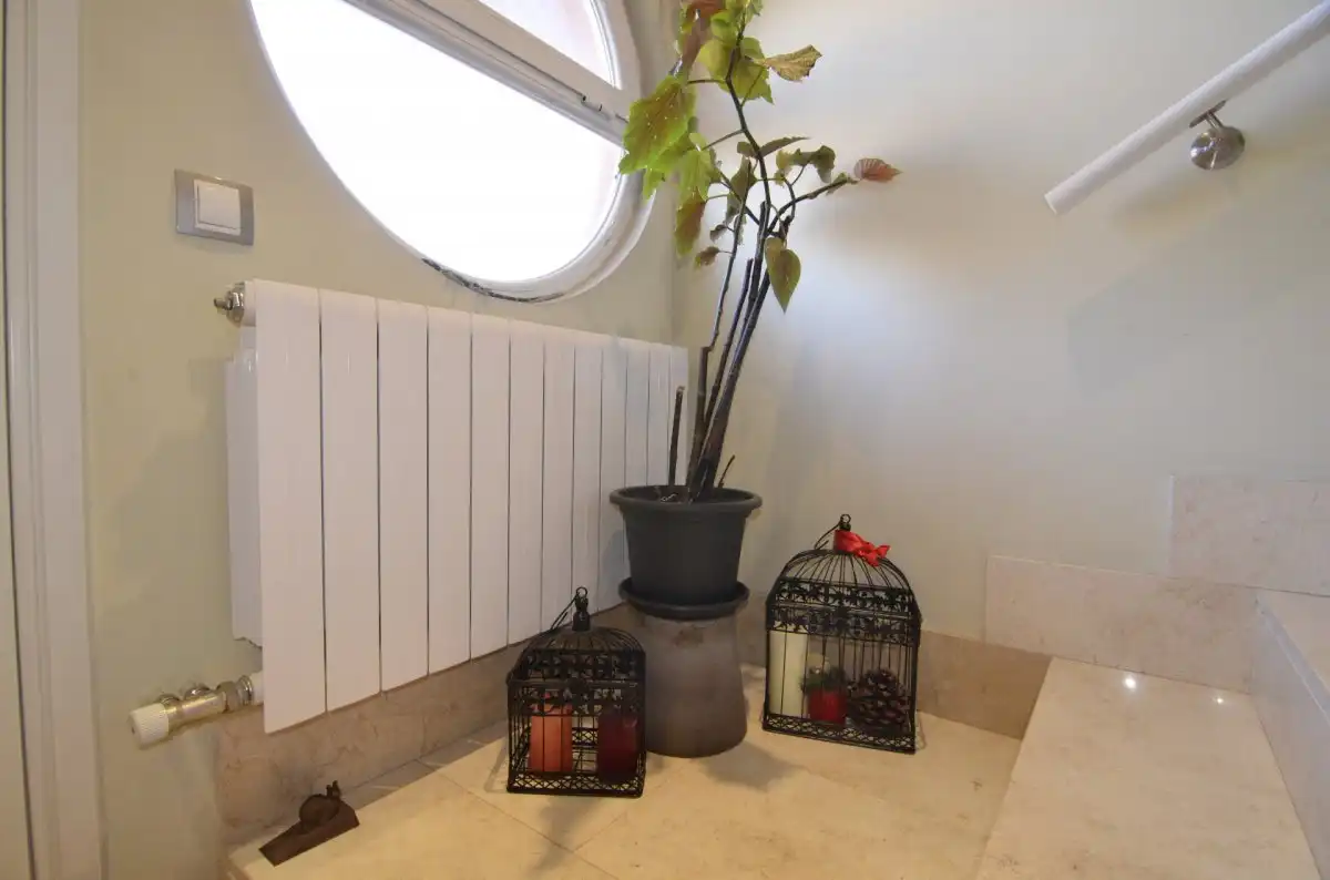 Baño de Casa adosada en venta en Doñinos de Salamanca con Calefacción, Parquet y Terraza