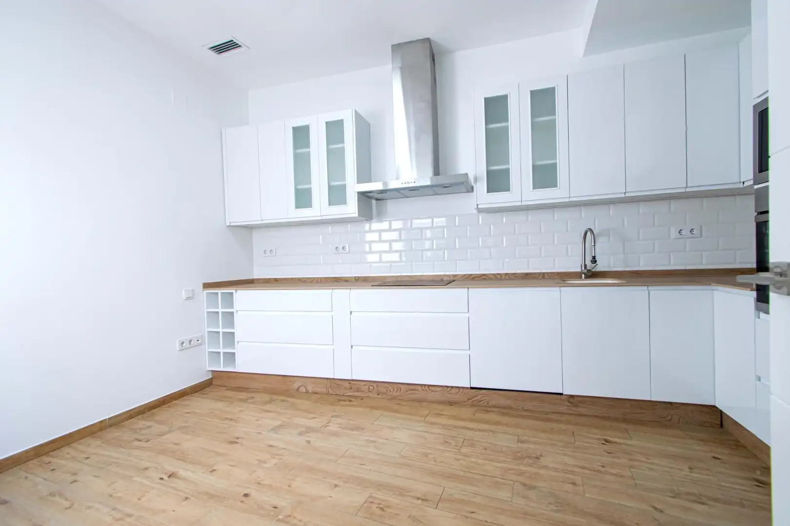 Küche von Dachboden zum Verkauf in Sevilla mit Klimaanlage, Terrasse und Balkon