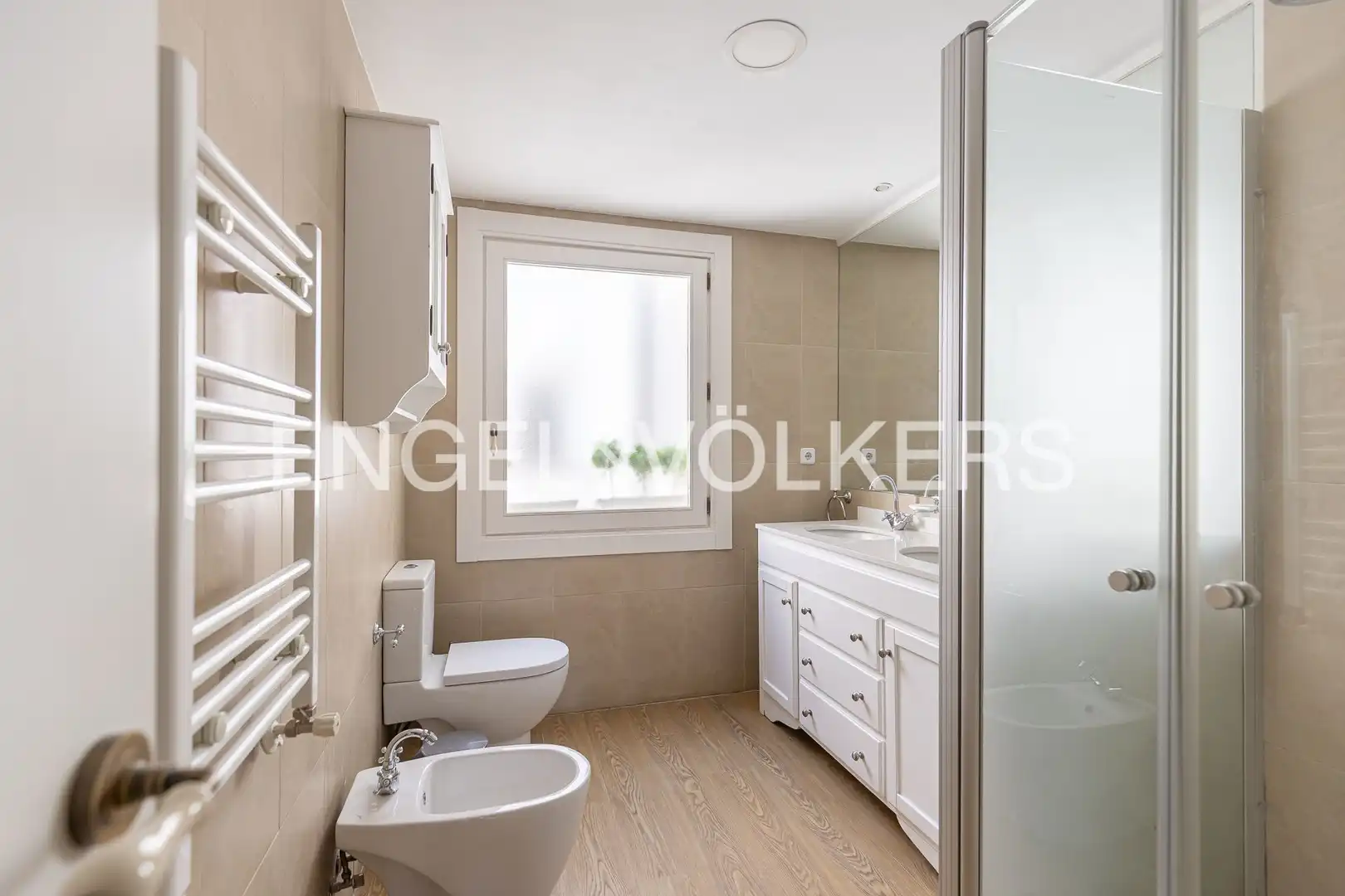 Bathroom of Flat for rent in Madrid  with Air Conditioner, Heating and Balcony