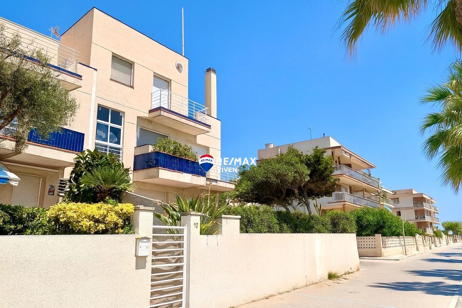 Exterior view of Single-family semi-detached for sale in Vilanova i la Geltrú  with Heating, Private garden and Terrace