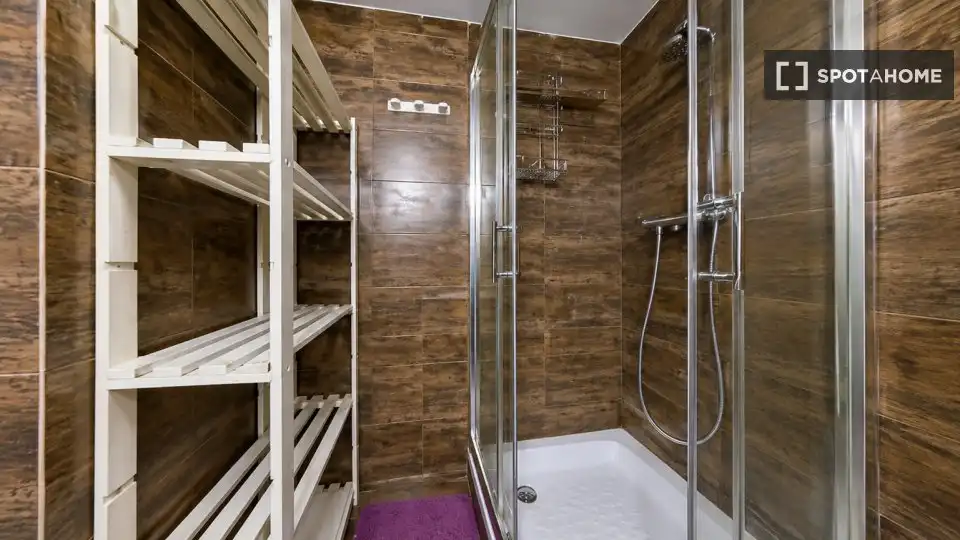 Baño de Estudio para compartir en Sevilla con Aire acondicionado, Terraza y Amueblado