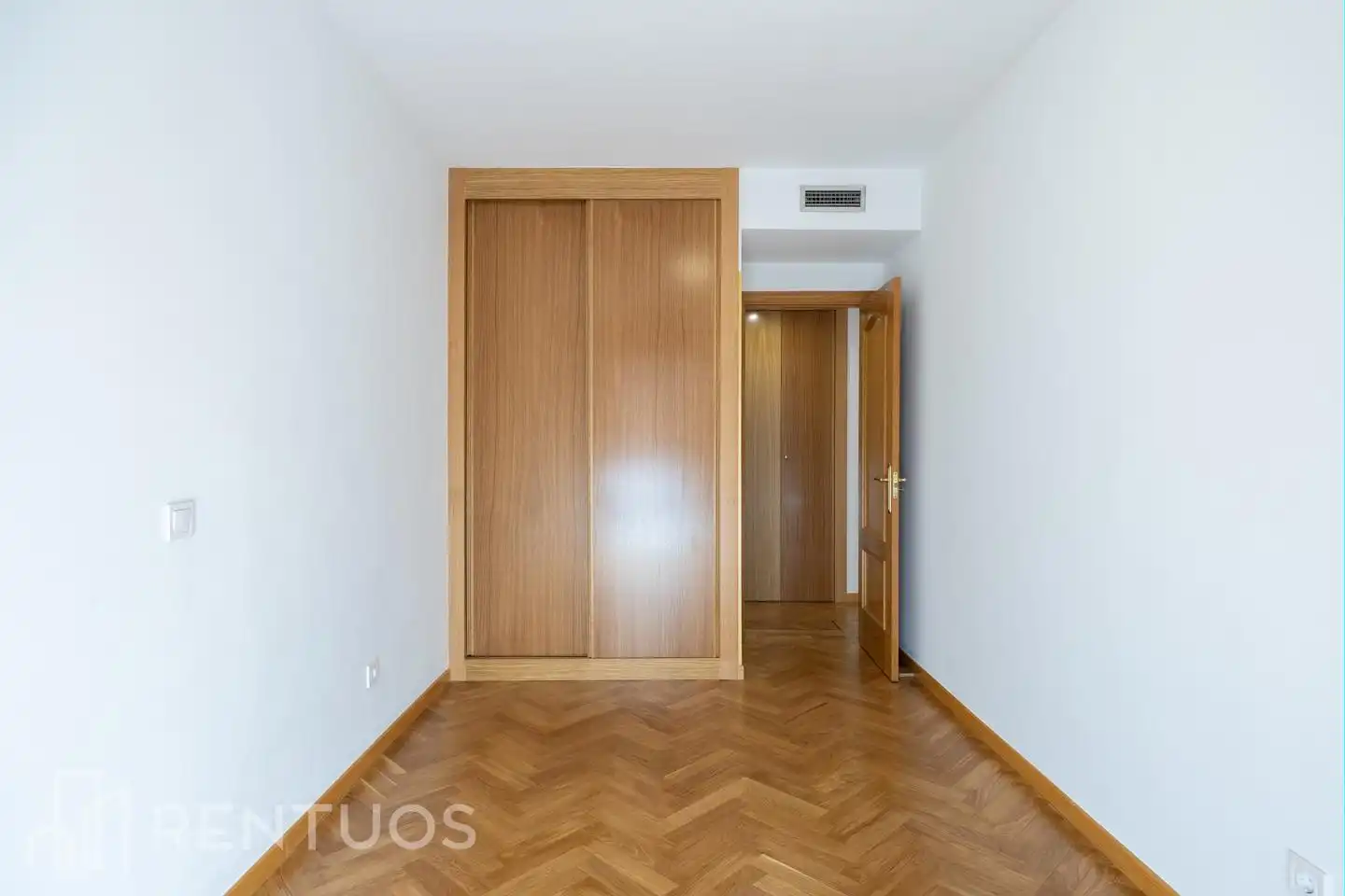 Schlafzimmer von Wohnung zur Miete in Madrid mit Klimaanlage, Heizung und Parkett