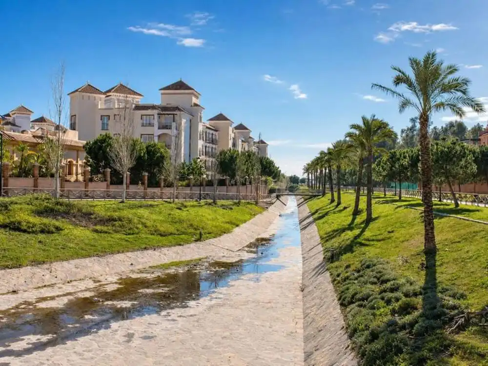Vista exterior de Apartament de lloguer en Estepona amb Aire condicionat, Terrassa i Piscina