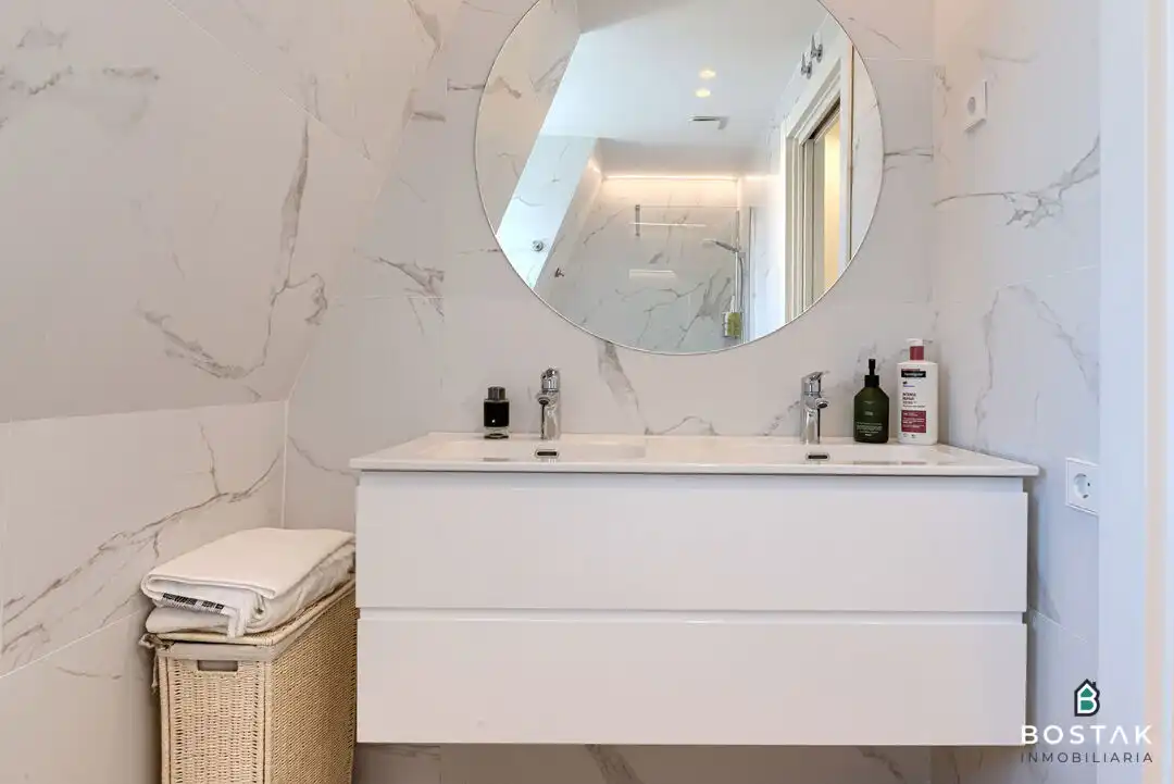Baño de Ático de alquiler en Bilbao  con Calefacción, Terraza y Balcón